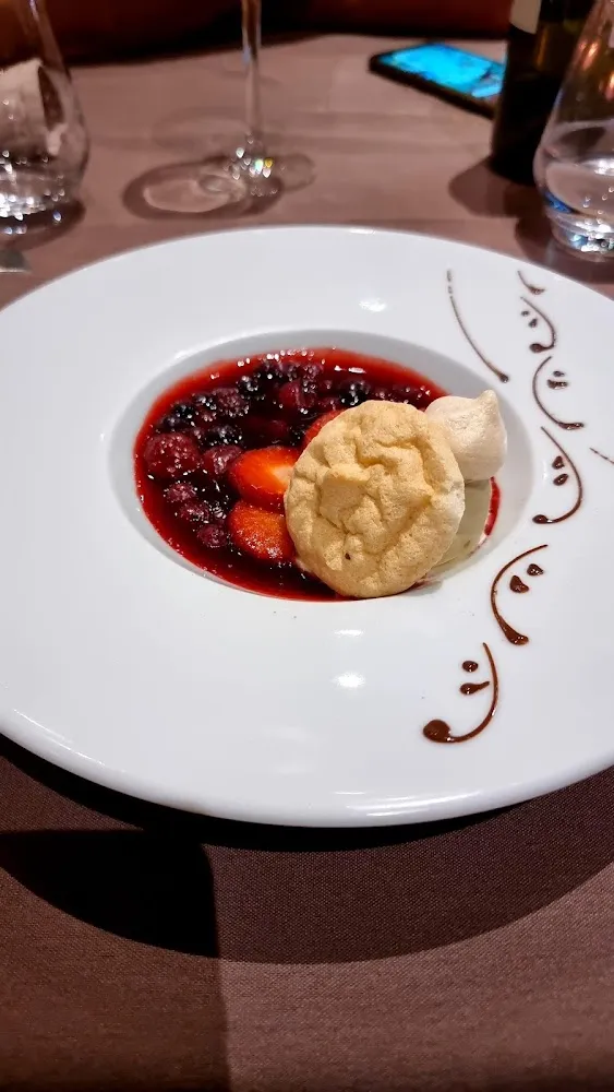 Soupe de Fruits Rouges Macarons Et Glace Pistache